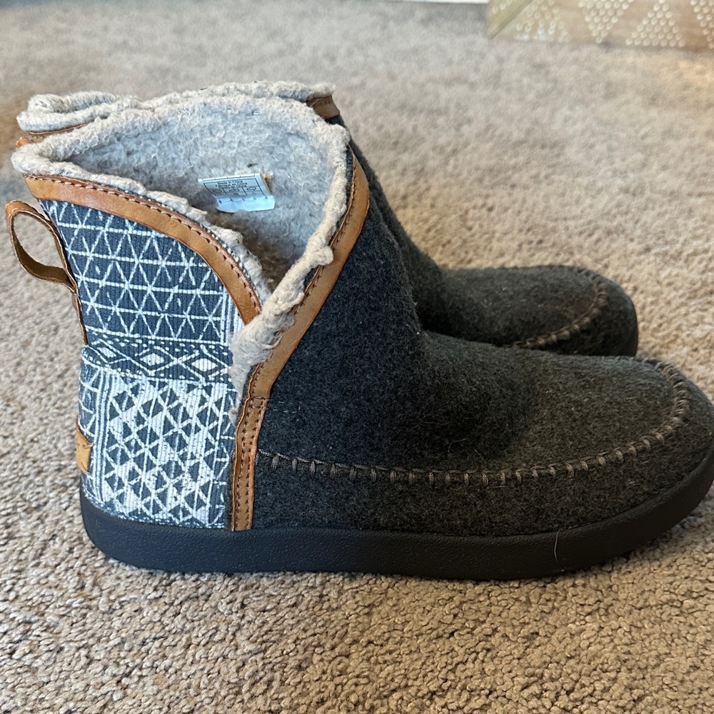 Cozy Faux-Fur Lined Ankle Boots - Gray - Picture 4 of 6